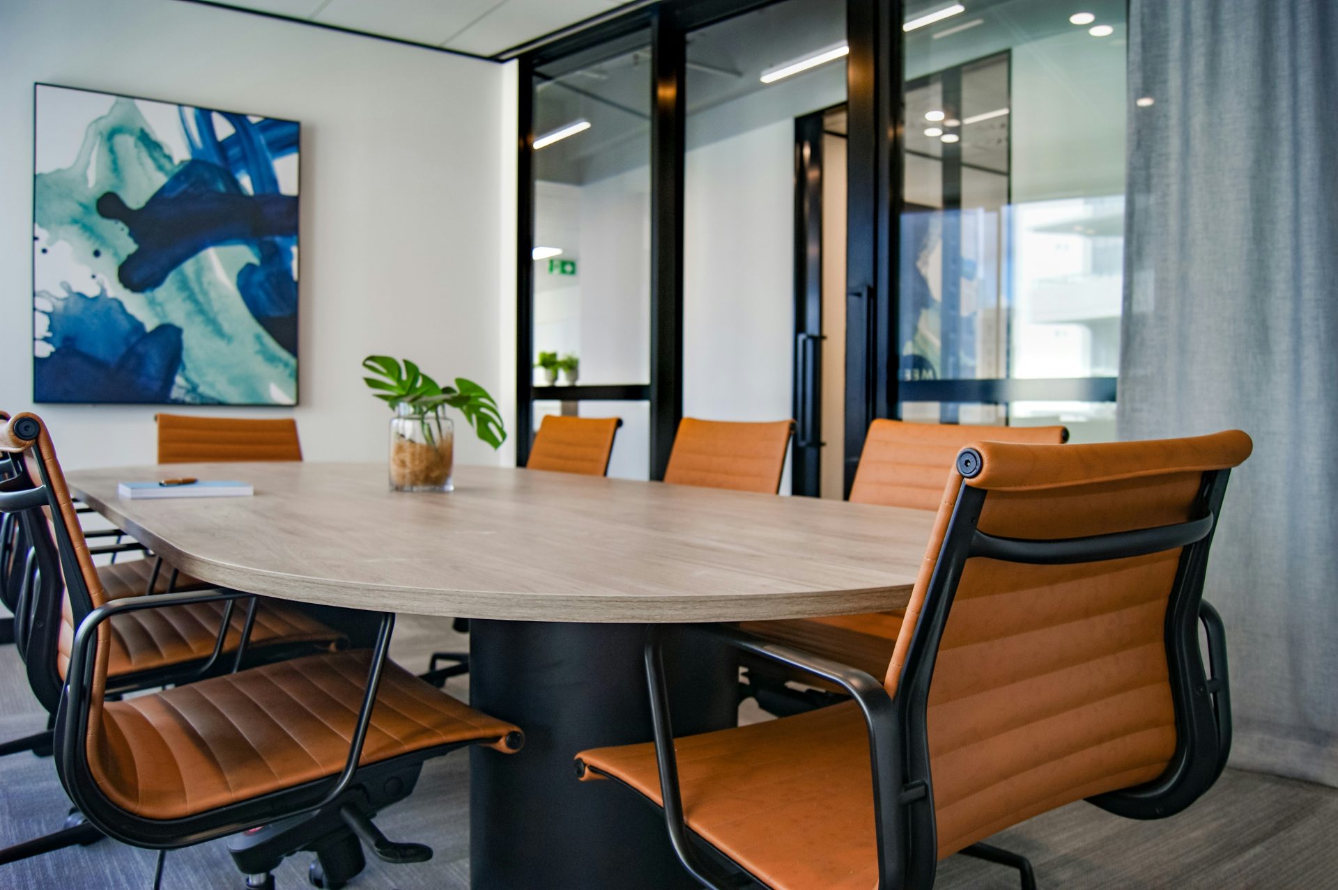Brauner Bürotisch und Stühle aus Holz, 9-teilig