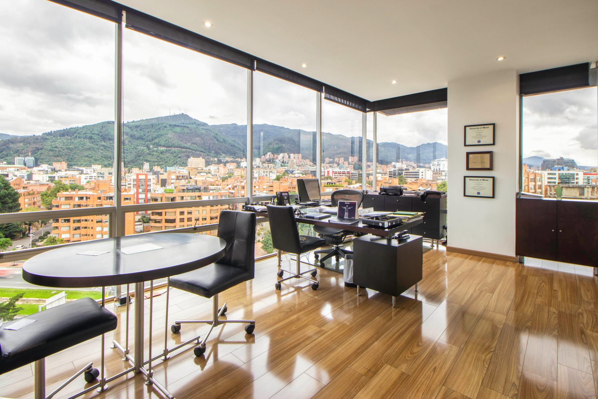 Großzügiges, modernes Büro mit malerischem Stadtblick durch Glasfenster.